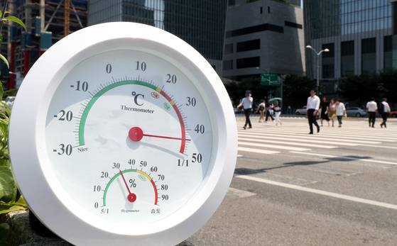 전국적으로 폭염이 이어지고 있는 1일 오후 서울 여의대로에 놓인 온도계가 지열까지 더해져 40도를 훌쩍 넘기고 있다. [사진 뉴스1]