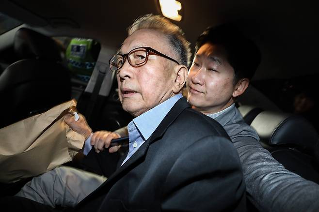 구속기간 만료로 석방된 김기춘 전 비서실장이 6일 서울 송파구 서울동부구치소를 나선 뒤 석방에 반대하는 시민들의 항의를 들으며 차량에 탑승하고 있다. 김 전 실장은 박근혜 정부 시절 '문화계 블랙리스트' 작성을 지시한 혐의로 2심에서 징역 4년을 선고받았으며 이날 최장 구속 기한인 1년 6개월을 모두 채우고 석방됐다. [뉴스1]