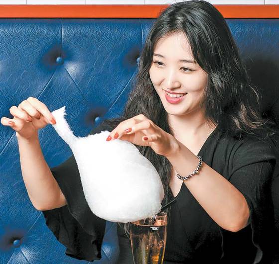 솜사탕이 더해진 ‘솜사탕 맥주’는 단맛과 쓴 맛을 동시에 즐길 수 있다.