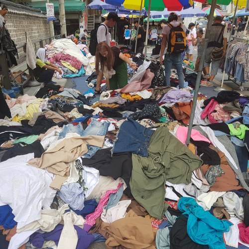 지난 2일 서울 종로구 동묘시장 바닥에 놓인 구제 옷들.