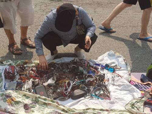 지난 2일 서울 종로구 동묘시장에서 구제 선글라스를 고르고 있는 행인.