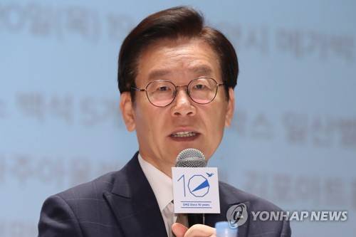 인사말하는 이재명 지사 (서울=연합뉴스) 강민지 기자 = 7일 오전 서울 종로구 서울역사박물관에서 열린 제10회 DMZ국제다큐영화제 공식 기자회견에서 조직위원장 자격으로 참석한 이재명 경기도지사가 인사말을 하고 있다. 2018.8.7  mjkang@yna.co.kr  (끝)