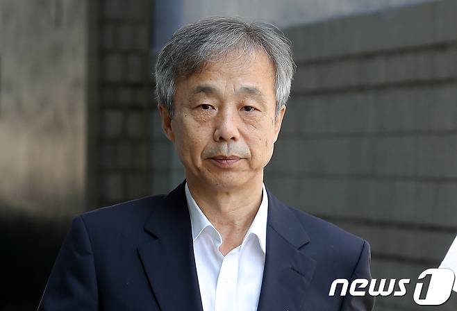 이명박정부 시절 故 김대중 전 대통령 뒷조사에 협조한 혐의로 구속기소된 이현동 전 국세청장이 8일 오전 서울 서초구 서울중앙지법에서 열린 선고공판에서 무죄를 선고 받은 뒤 법정을 나서고 있다. © News1 구윤성 기자