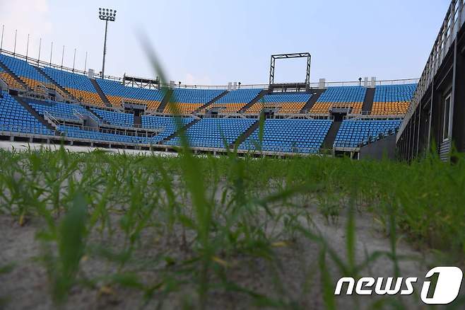 베이징 올림픽 비치발리볼 경기장. 방치돼  잡풀이 가득하다. © AFP=뉴스1 © News1