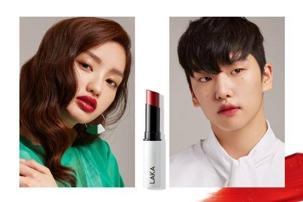 여자와 남자가 함께 쓰는 립스틱을 선보인 라카./라카