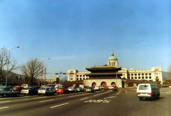 1993년 광화문 거리 풍경. 지금은 사라진 광화문 내 일제시대에 지은 조선총독부의 건물이 보인다. <한겨레> 자료 사진.