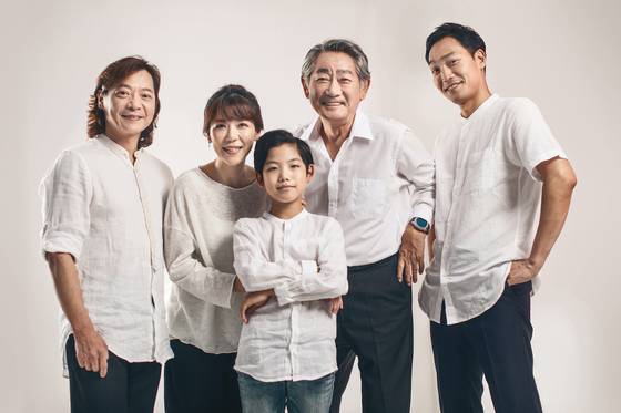 연극 ‘세일즈맨의 죽음’을 함께 만드는 배우 전무송 가족들. 왼쪽부터 사위 김진만, 딸 전현아, 외손자 김태윤, 전무송, 아들 전진우. [사진 극단 그루]