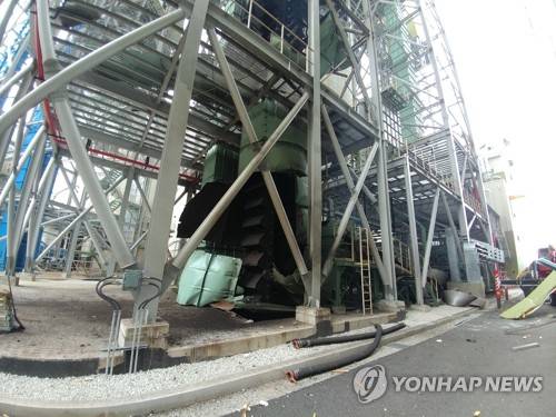 포천 화력발전소에서 폭발사고 (포천=연합뉴스)  8일 오전 경기도 포천시 신북면의 한 화력발전소에서 폭발사고가 나 근로자 1명이 숨지고 4명이 다쳤다. 사진은 사고 현장의 모습.  [포천소방서 제공]