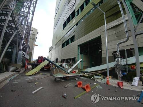 포천 화력발전소에서 폭발사고 (포천=연합뉴스)  8일 오전 경기도 포천시 신북면의 한 화력발전소에서 폭발 사고가 나 근로자 1명이 숨지고 4명이 다쳤다. 사진은 사고 현장의 모습.  [포천소방서 제공]    jhch793@yna.co.kr