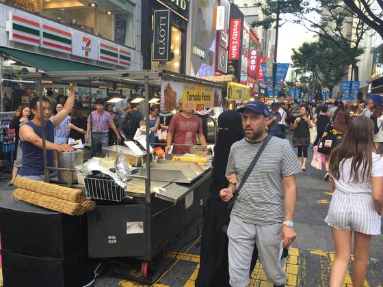 지난 2일 서울 명동 거리에서 대표적인 신개념 K푸드 회오리 감자를 외국 관광객이 신기한 듯 쳐다보고 있다. 남정호 기자
