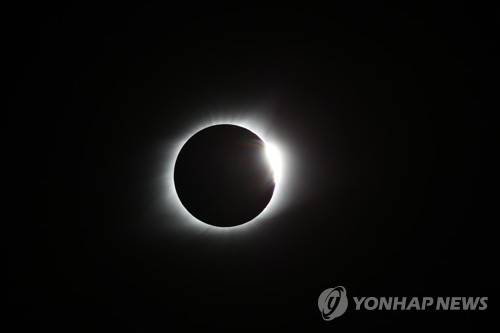 어둠 속에서 빛나는 코로나 (대전=연합뉴스) 한국천문연구원이 지난해 8월 22일 미국 전역에서 일어난 개기일식에 원정 관측단을 파견해 촬영한 코로나(태양의 대기층). 달이 태양을 완전히 가리는 개기일식은 지상에서 코로나를 연구할 수 있는 유일한 기회다. [한국천문연구원 제공=연합뉴스]