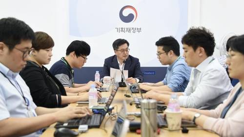 기자간담회하는 김동연 부총리 (세종=연합뉴스) 김동연 부총리 겸 기획재정부 장관이 9일 정부세종청사 기획재정부 기자실에서 열린 출입기자간담회에서 모두발언을 하고 있다. 2018.8.9 [기획재정부 제공=연합뉴스]