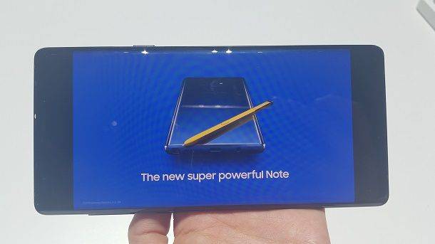 6.4인치 갤럭시노트9에서 유튜브 영상을 튼 모습.(사진=지디넷코리아)