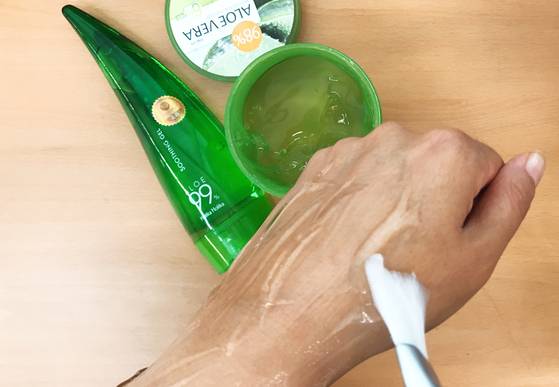 브러시를 이용해 두툼하게, 듬뿍 바른다.