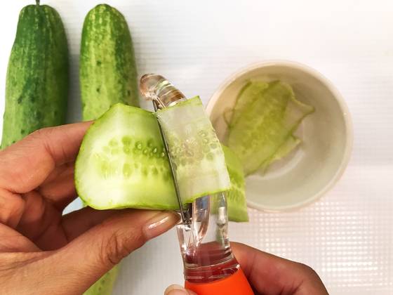 오이는 세로로 먼저 자른 뒤 감자칼(감자껍질 까기)로 얇게 한 장씩 잘라낸다.