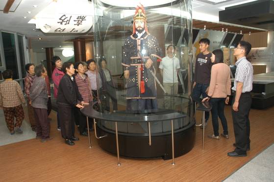 대구 달성군 녹동서원 내 한일우호관에 전시돼 있는 김충선 장군의 밀랍인형을 관광객들이 관람하고 있다. [달성군 제공]