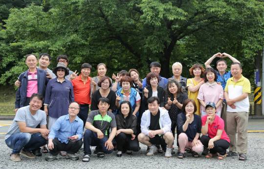 가수 백영규 씨의 팬클럽 회원들이 지난달 10일 그의 가수 데뷔 40주년을 기념해 야유회를 가서 찍은 사진.  백가마 제공