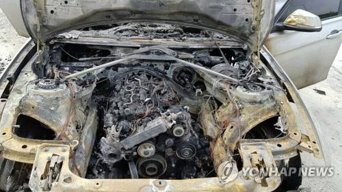 운행 중 화재로 불 탄 차량 [연합뉴스 자료사진]