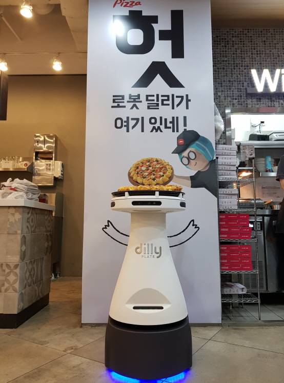 피자헛 서울 목동중앙점에 서빙로봇 ‘딜리’가 대기하고 있다. (사진=강신우 기자)