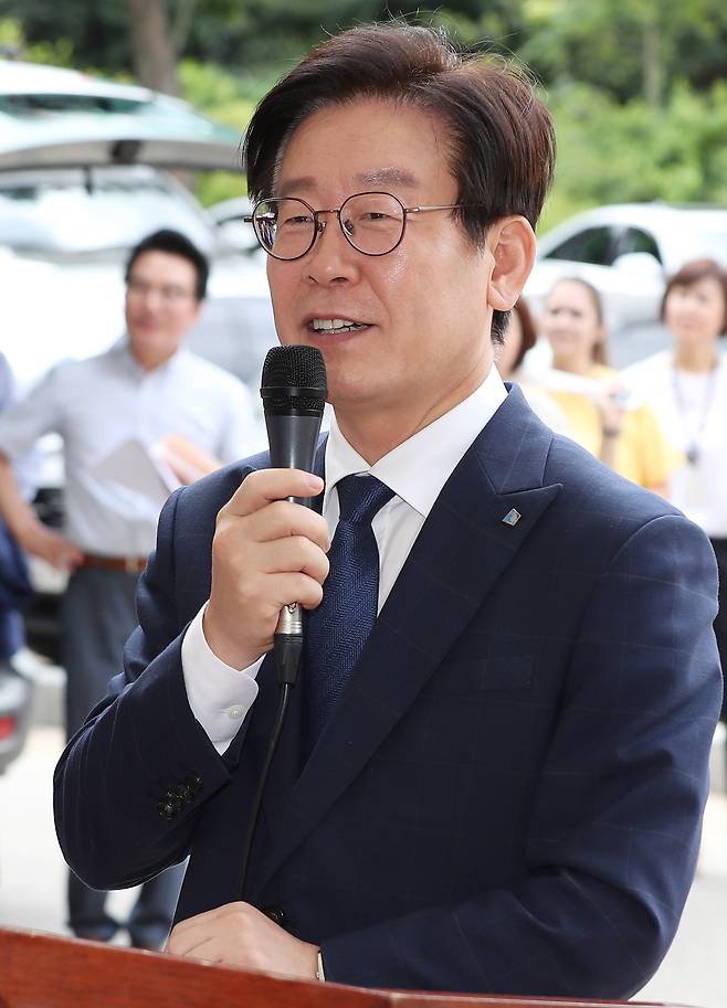 11일 오전 경기도 광주시 나눔의 집에서 열린 '일본군 성노예 피해자 기림행사'에서 이재명 경기지사가 기림사를 하고 있다. [연합뉴스]