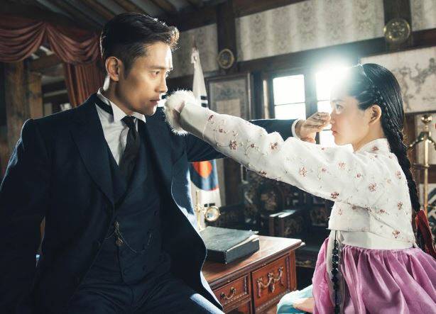 미국 공사관에서 서로를 의심하는 유진 초이와 고애신.