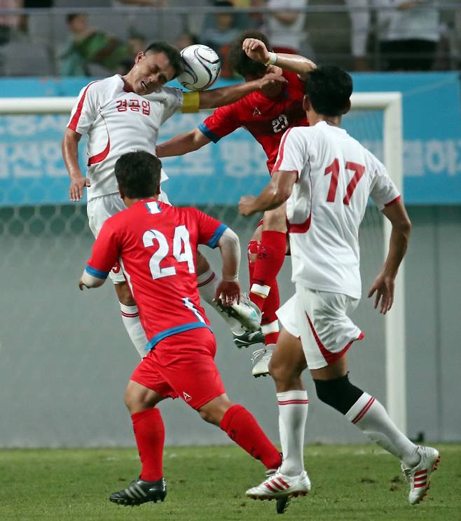 11일 오후 서울월드컵경기장에서 열린 남북노동자통일 축구대회 민주노총 대표팀과 북측 조선직업총동맹 경공업팀의 경기. 민주노총 한광희와 북한 경공업 김만영이 공을 다투고 있다. 연합뉴스