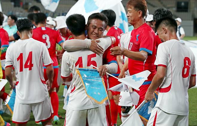 11일 오후 서울월드컵경기장에서 열린 남북노동자통일 축구대회에서 경기를 마친 남북 노동자 선수단이 포옹을 하고 있다. 연합뉴스