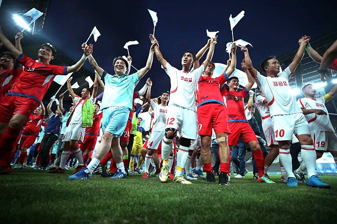 11일 오후 서울월드컵경기장에서 열린 남북노동자통일 축구대회에서 경기를 마친 남북 노동자 선수단 대표팀이 그라운드를 돌며 관중들에게 인사를 하고 있다. 연합뉴스