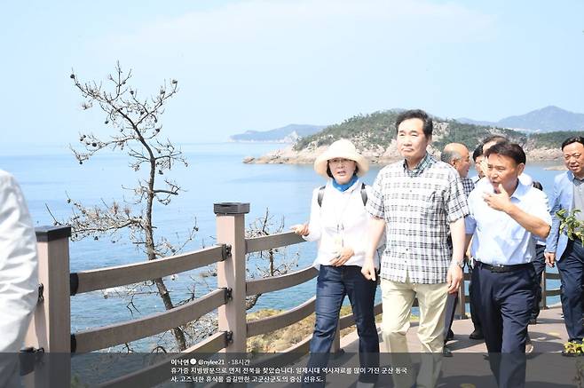 이낙연 총리가 11일 강임준(오른쪽) 군산시장 등과 함께 군산 선유도 해변에 있는 산책로를 걷고 있다. [사진 이낙연 총리 트위터 캡처]