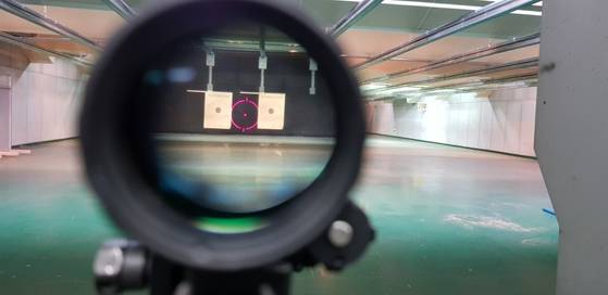 워리어플랫폼 액서서리를 이용해 주간사격 조준을 하는 모습. [사진 국방부 기자단]