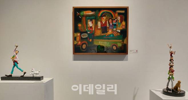 문형태의 ‘가족’(2018)이 김경민의 ‘산책하기 좋은 날’(2015)과 ‘사랑의 기념비’(2015) 사이에 걸렸다. 벽 하나를 덮고 감싼 이들의 주제는 ‘가족’. “인생은 아름답다”는 표정과 과장된 몸짓, 바로 두 작가의 풀어낸 ‘가족 방정식’이다(사진=오현주 문화전문기자).