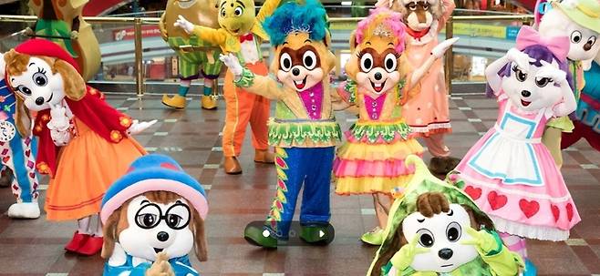 롯데월드 ‘캐릭터 판타지아’ 퍼레이드의 한 장면. 롯데월드 홈페이지 캡처.