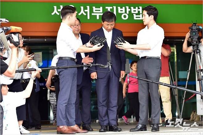 안희정 전 충남지사가 비서 성폭행 혐의에 대해 14일 오전 서울 마포구 서부지방법원에서 1심 무죄 선고를 받고 법원을 나서고 있다.