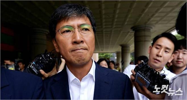 안희정 전 충남지사가 비서 성폭행 혐의에 대해 14일 오전 서울 마포구 서부지방법원에서 1심 무죄 선고를 받고 법원을 나서고 있다.