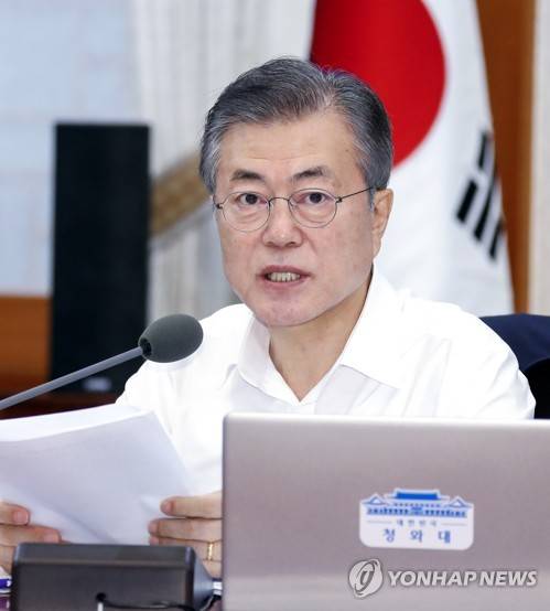 문 대통령, "기무사령부 폐지령안과 군사안보지원사령부 제정령안을" 문 대통령, "기무사령부 폐지령안과 군사안보지원사령부 제정령안을"      (서울=연합뉴스) 배재만 기자 = 문재인 대통령이 14일 오전 청와대에서 열린 국무회의를 주재하고 있다. 이날 회의에서는 국방부가 입법예고한 국군 기무사령부 폐지령안과 군사안보지원사령부 제정령안 등을 심의·의결한다. 2018.8.14      scoop@yna.co.kr  (끝)