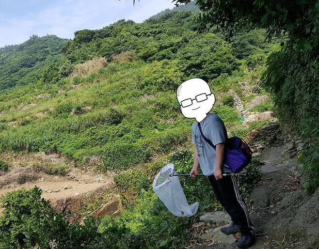 곤충 채집하러 산으로 간 갈로아 작가. 갈로아 작가는 아직까지 대중에 얼굴을 공개하지 않았다며 본인의 캐릭터로 얼굴을 가렸다.