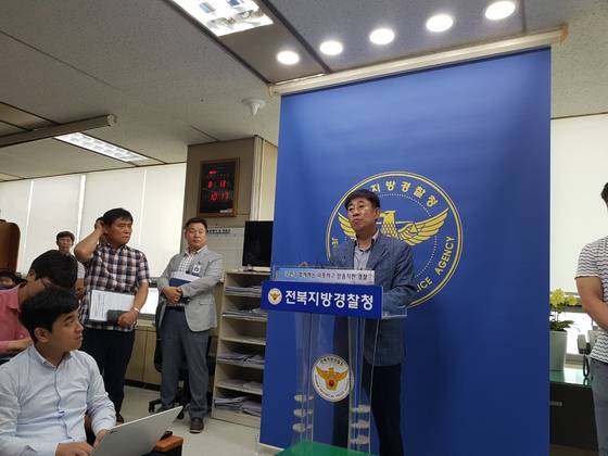 황인택 군산경찰서 형사과장이 지난 13일 전북경찰청 브리핑룸에서 '원룸 여성 살해·암매장 사건'에 대해 브리핑하고 있다. 김준희 기자