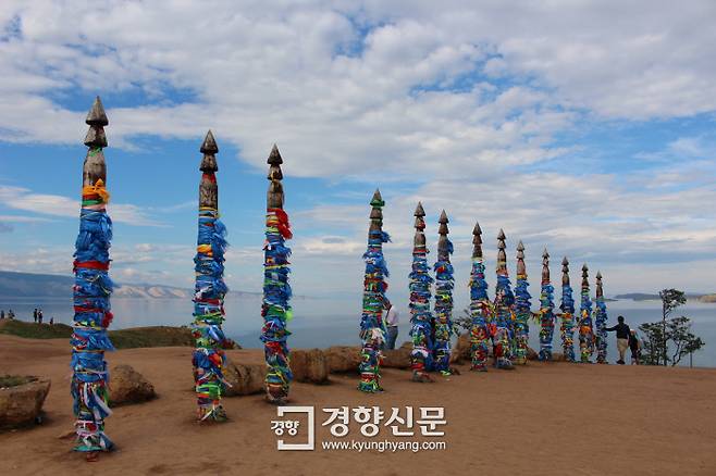 오색 천을 매단 세르게(신목·神木)는 우리의 솟대나 장승을 닮았다.