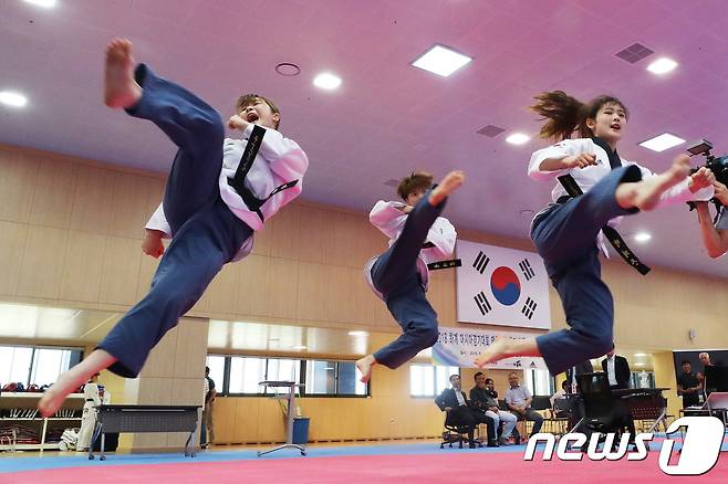 8일 오전 충북 진천군 광혜원면에 위치한 진천국가대표선수촌에서 열린 2018 자카르타·팔렘방 아시안게임 태권도 겨루기·품새 참가 선수단 미디어데이에서 품새 대표선수들이 시범을 보이고 있다. 왼쪽부터 최동아, 곽여원, 박재은. 2018.8.8/뉴스1 © News1 임세영 기자