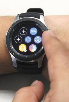 삼성전자가 최근 공개한 신형 스마트워치 ‘갤럭시워치’를 조작하고 있는 모습. /오종찬 기자