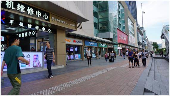 세계 최대 전자상가 중 하나로 꼽히는 중국 선전 화창베이 거리. 화웨이 비보 오포 등 중국 스마트폰 매장이 거리 입구를 차지하고 있다. 맹하경 기자