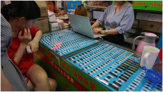 화창베이 건물 내부에서 각종 칩을 판매하고 있는 가판대 모습. 맹하경 기자