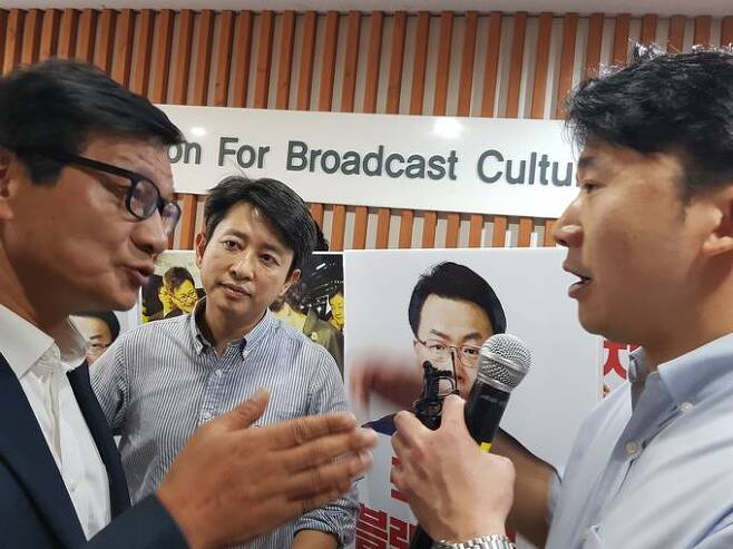 최기화 방문진 이사(왼)가 16일 방문진 이사회에 출근 중에 반발하는 MBC 직원들에 "비키세요"라고 말하고 있는 모습.