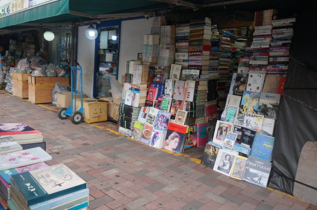 A bookstore at Cheonggyecheon Secondhand Book Street in Dongdaemun, central Seoul (By Im Eun-byel / The Korea Herald)