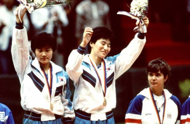 Hyun Jung-hwa (right) and Li Pun-hui (left)at the 1991 World Championships in Chiba, Japan. (Provided by Hyun Jung-wha)