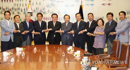 손 맞잡은 문희상 의장과 상임위 위원장들 (서울=연합뉴스) 김현태 기자 = 16일 오전 국회 접견실에서 열린 문희상 국회의장과 상임위 위원장 회동에서 참석자들이 협치를 다짐하며 손을 맞잡고 있다. 왼쪽부터 문화체육관광위원회 안민석 위원장, 농림축산식품해양수산위원회 황주홍 위원장, 법제사법위원회 여상규 위원장, 정보위원회 이학재 위원장, 문희상 국회의장, 산업통상자원중소벤처기업위원회 홍일표 위원장, 기획재정위원회 정성호 위원장, 교육위원회 이찬열 위원장, 행정안전위원회 인재근 위원장, 과학기술정보방송통신위원회 노웅래 위원장, 예산결산특별위원회 안상수 위원장.     mtkht@yna.co.kr  (끝)