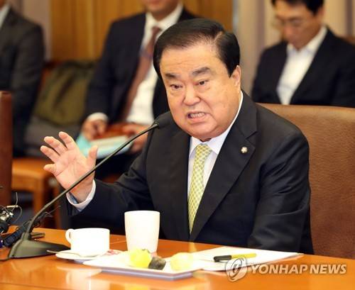 발언하는 문희상 국회의장 (서울=연합뉴스) 김현태 기자 = 16일 오전 국회 접견실에서 열린 국회의장과 상임위 위원장 회동에서 문희상 국회의장이 발언하고 있다.     mtkht@yna.co.kr  (끝)