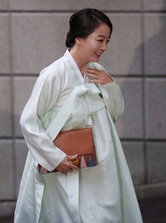 노현정 전 아나운서가 지난해 고 변중석 여사 제사에 참석한 모습/사진=연합뉴스