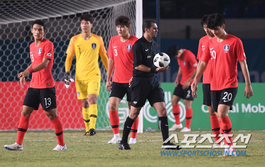 2018 자카르타-팔렘방 아시안게임 남자축구 E조 2차전 한국과 말레이시아의 경기가 17일 오후 인도네시아 반둥시 잘락 하루팟 스타디움에서 열렸다. 전반 종료 직전 말레이시아에게 추가골을 허용한 후 조유민(왼쪽)과 김민재 등 선수들이 아쉬워하고 있다.  반둥(인도네시아)=김경민 기자 kyungmin@sportschosun.com /2018.08.17/