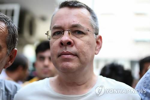 터키 법원, 미국인 목사 석방 재차 거부…가택연금 유지 명령 (이스탄불 AFP=연합뉴스) 테러세력 지원 혐의로 약 2년 전 터키에서 투옥된 미국인 목사 앤드루 브런슨이 지난달 25일(현지시간) 가택연금 형에 처해져 이즈미르의 자택에 도착하고 있다. 터키 법원은 17일 브런슨 목사 석방에 관한 세 번째 요청을 거부하고 가택연금 유지를 명령했다. 브런슨 목사 구금 문제로 촉발된 미국과 터키 간 최악 외교갈등으로 터키 통화 리라화 가치가 폭락하면서 아르헨티나와 브라질을 포함한 유럽과 아시아 등의 신흥시장 통화 가치와 주가가 동반 하락하는 등 여파가 이어지고 있다.    lkm@yna.co.kr  (끝)